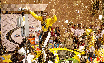 Elliott Sadler in Victory Lane