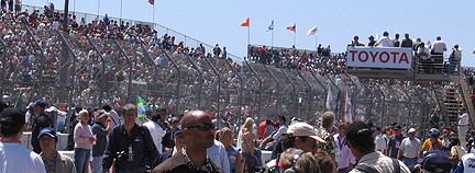 Wide shot of pre-grid crowd.