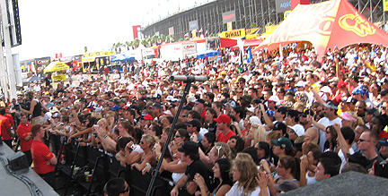 Sunday's big stage crowd.