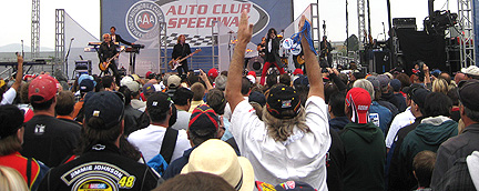 Wide shot of Foreigner's crowd.